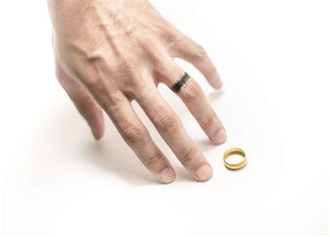 what rings won't turn fingers green